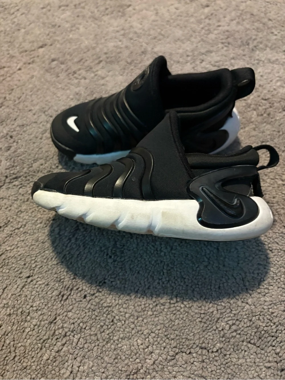 Nike dynamo go slip on shoes 10c